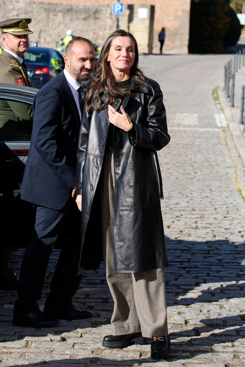 Брюки бренду Pomandere за $378 та чорні шкіряни лофери за $180