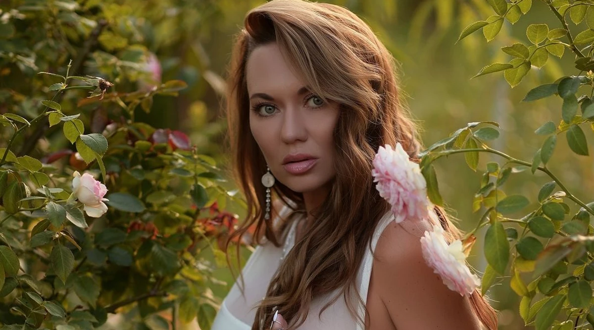 Анна Саліванчук позує для фото