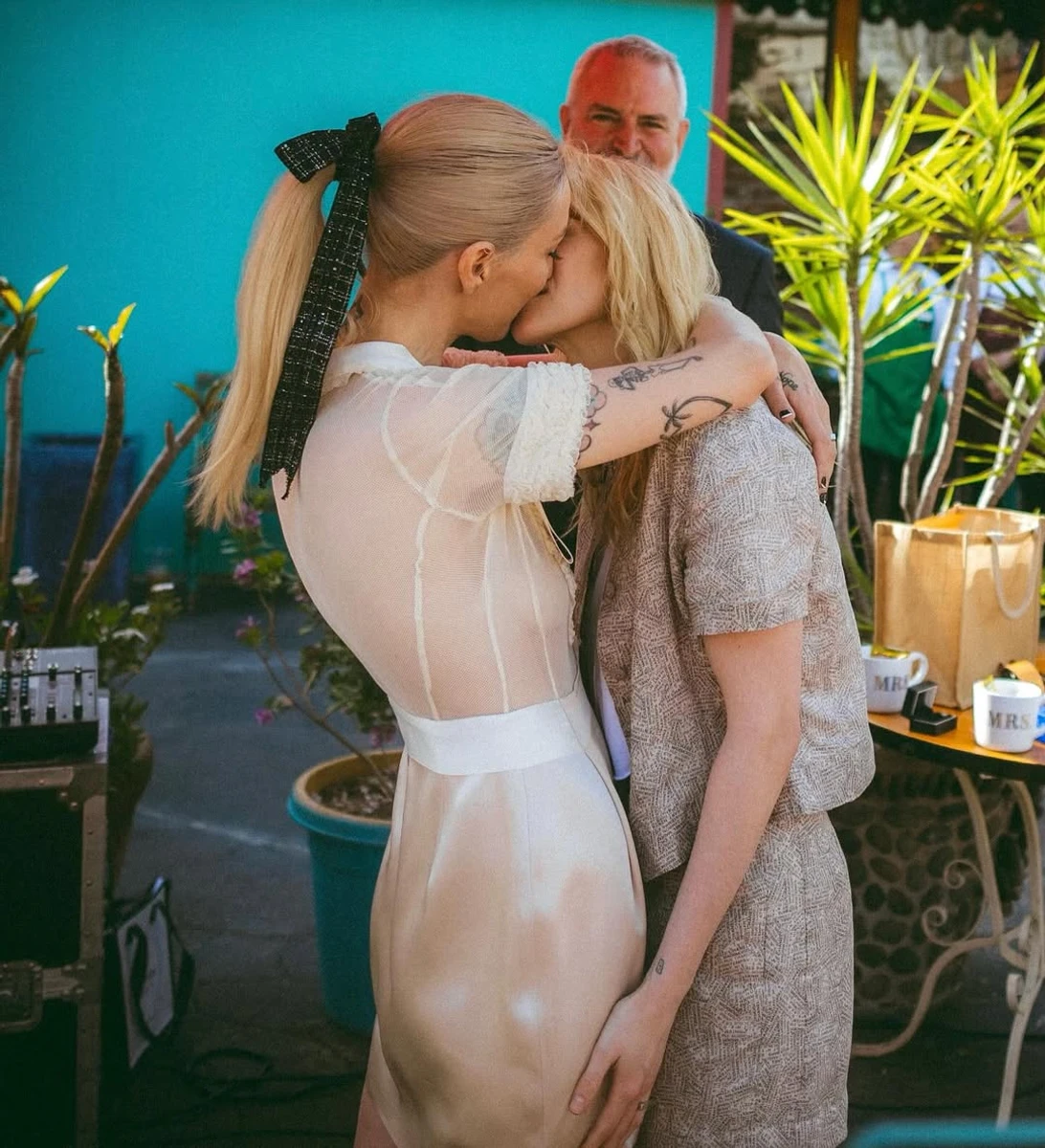 Крістен Стюарт цілує дружину