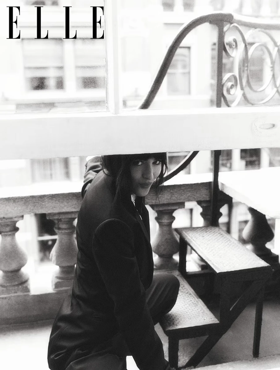 Дакота Джонсон спокусливо попозувала на сходах балкона