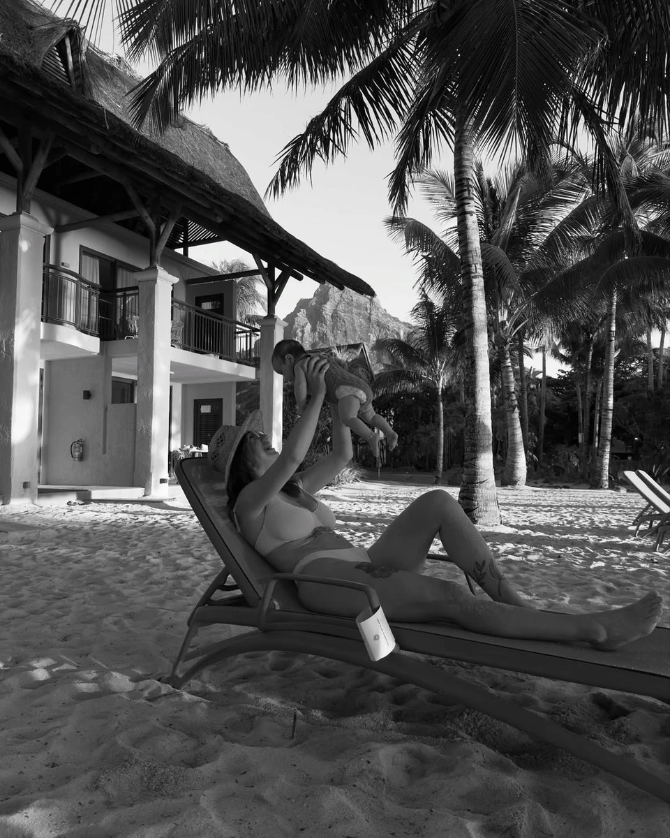 Таня Пренткович у бікіні полежала на шезлонгу з дочкою на руках