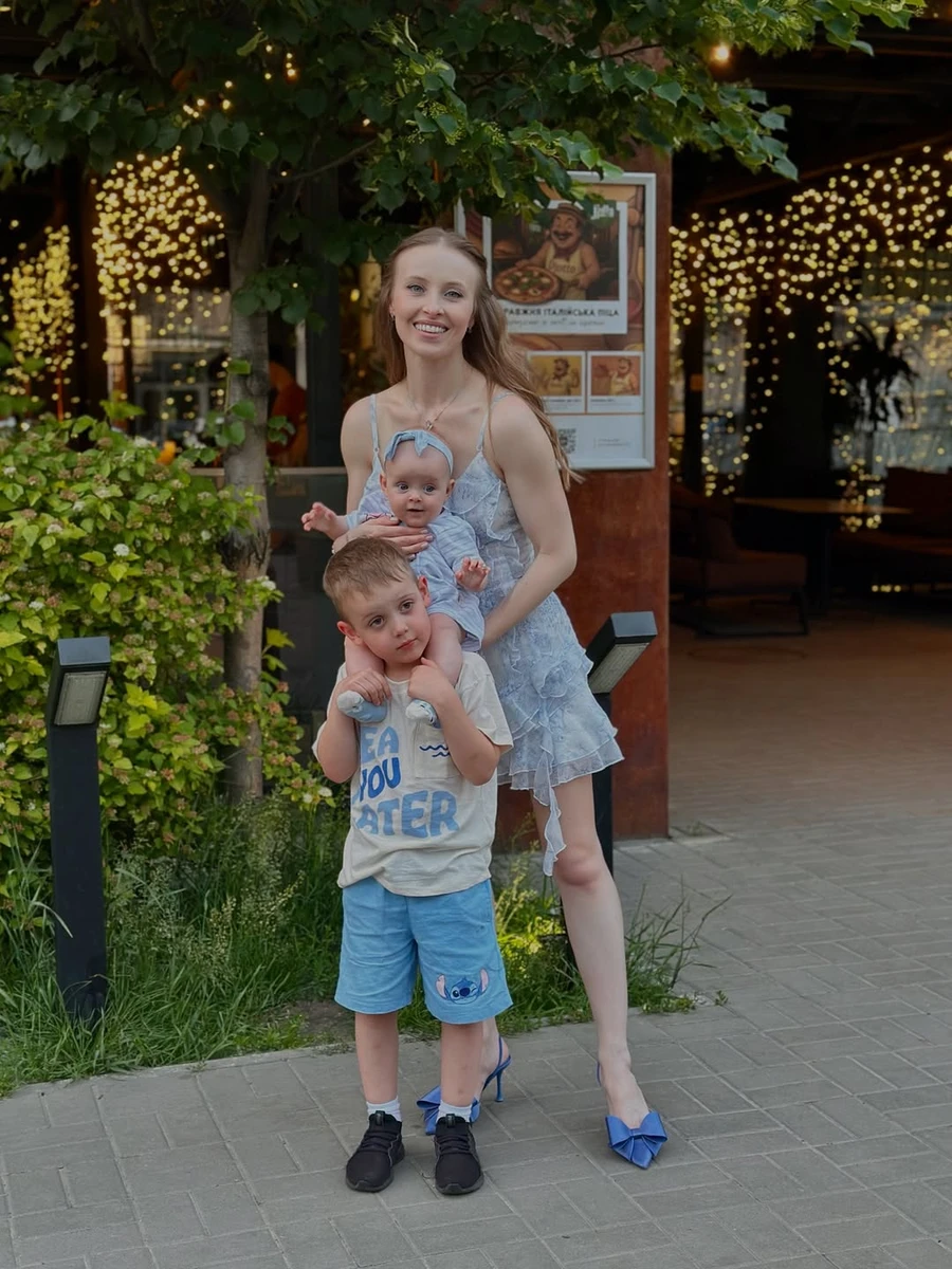 Анна Сагайдачна з дочкою і сином попозувала у милих луках