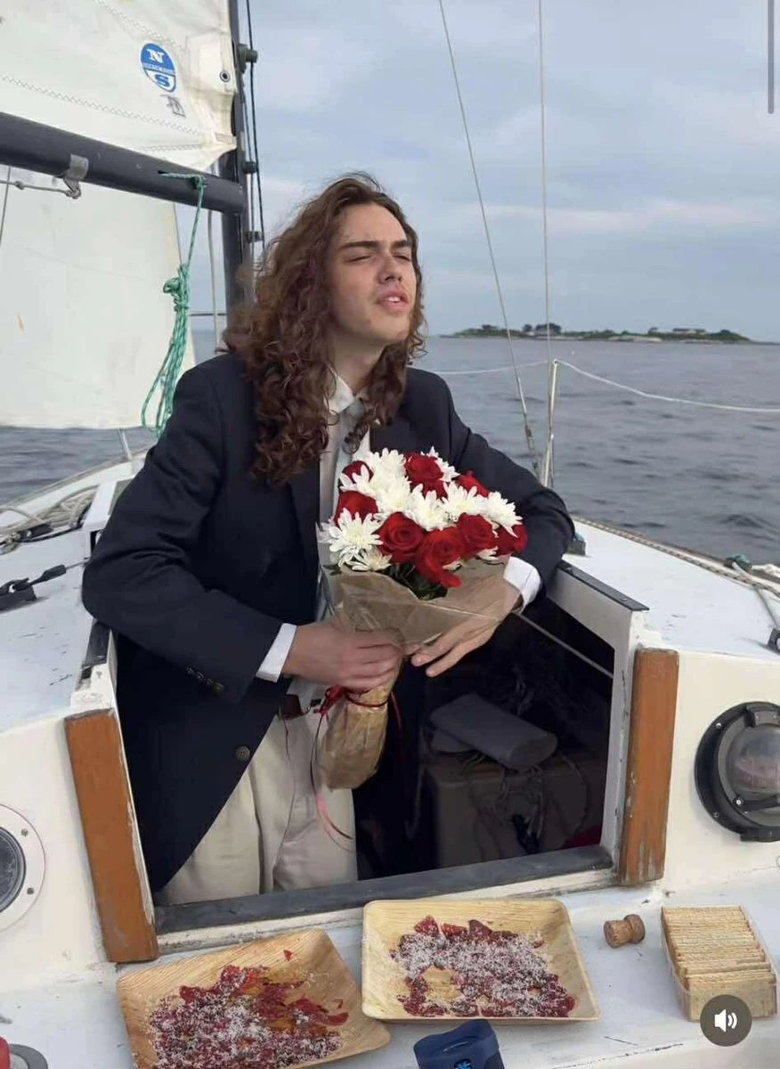 І тут раптом з'явився принц із букетом і каже: Виходь за мене