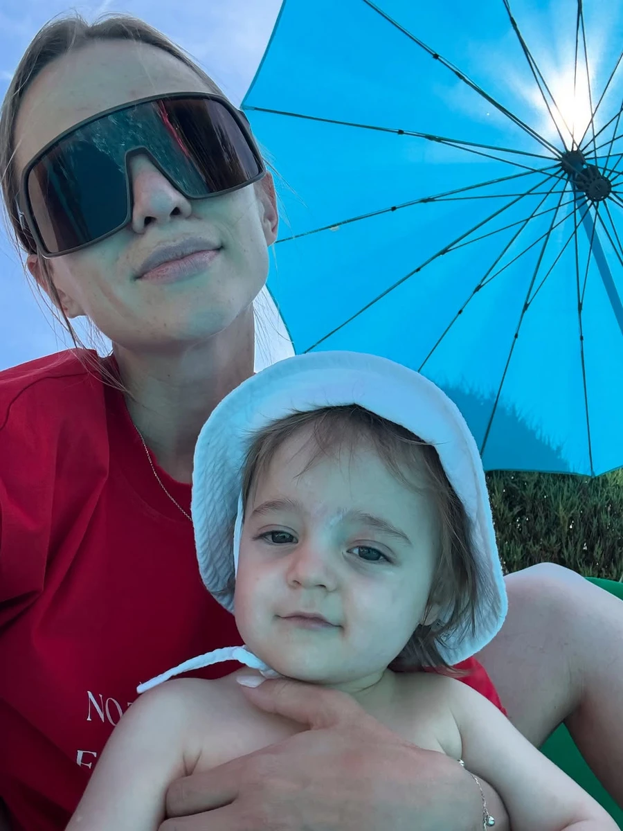 Дружина Козловського замилувала селфі з їхнім сином біля басейну