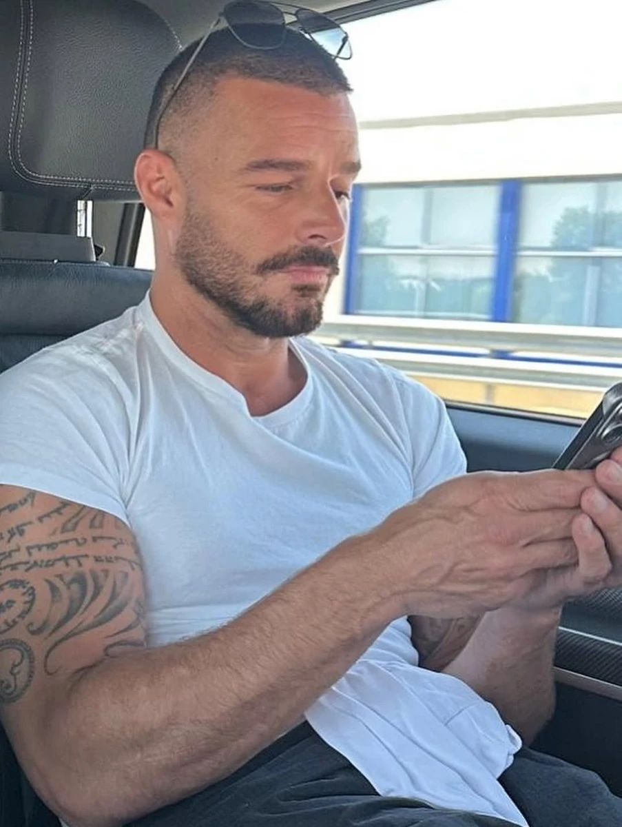 Рікі Мартін похвалився м'язами і тату у футболці