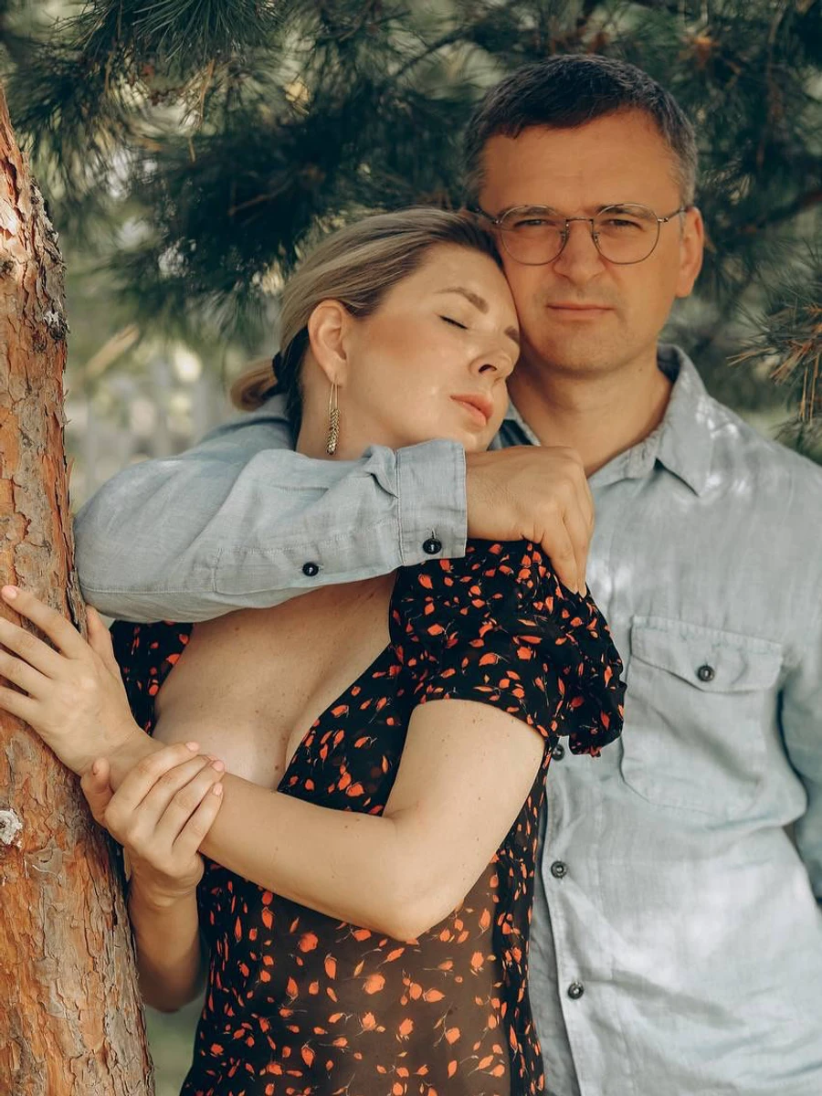 Кулеба з коханою в обіймах