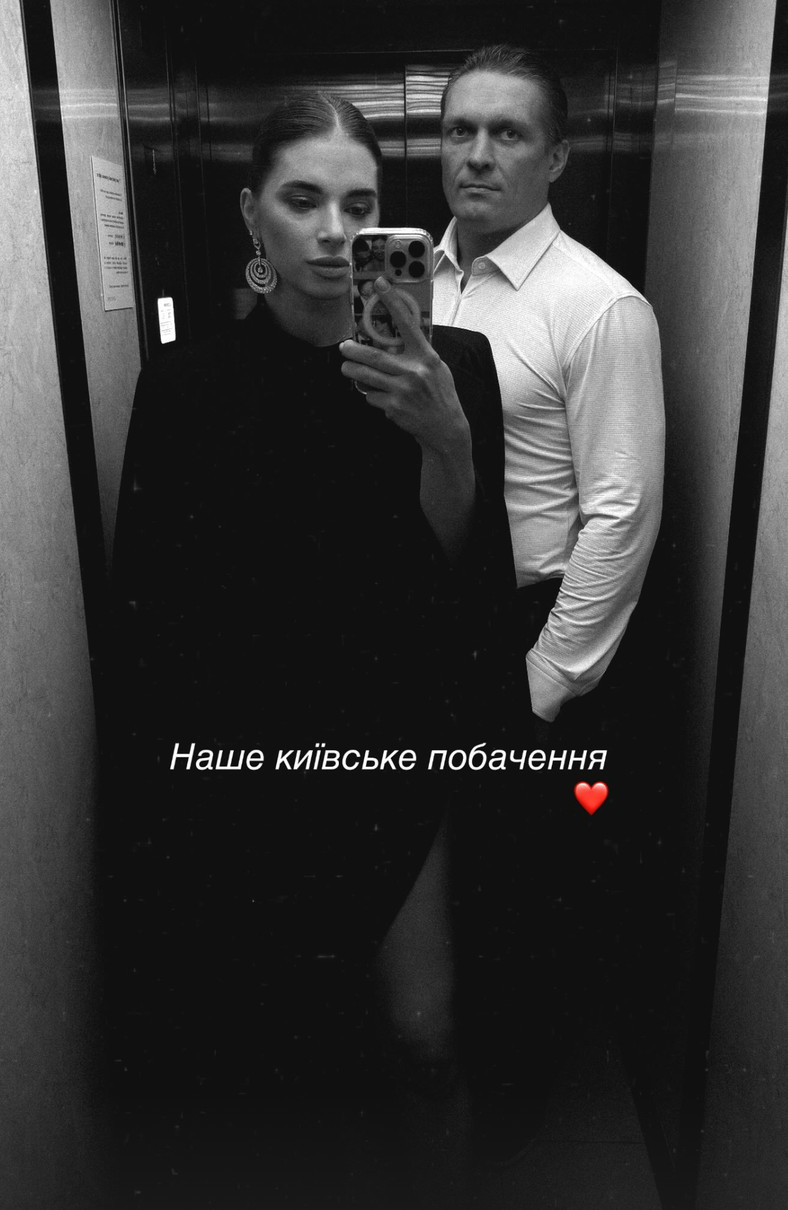 Олександр Усик з дружиною в ефектних луках попозували в ліфті