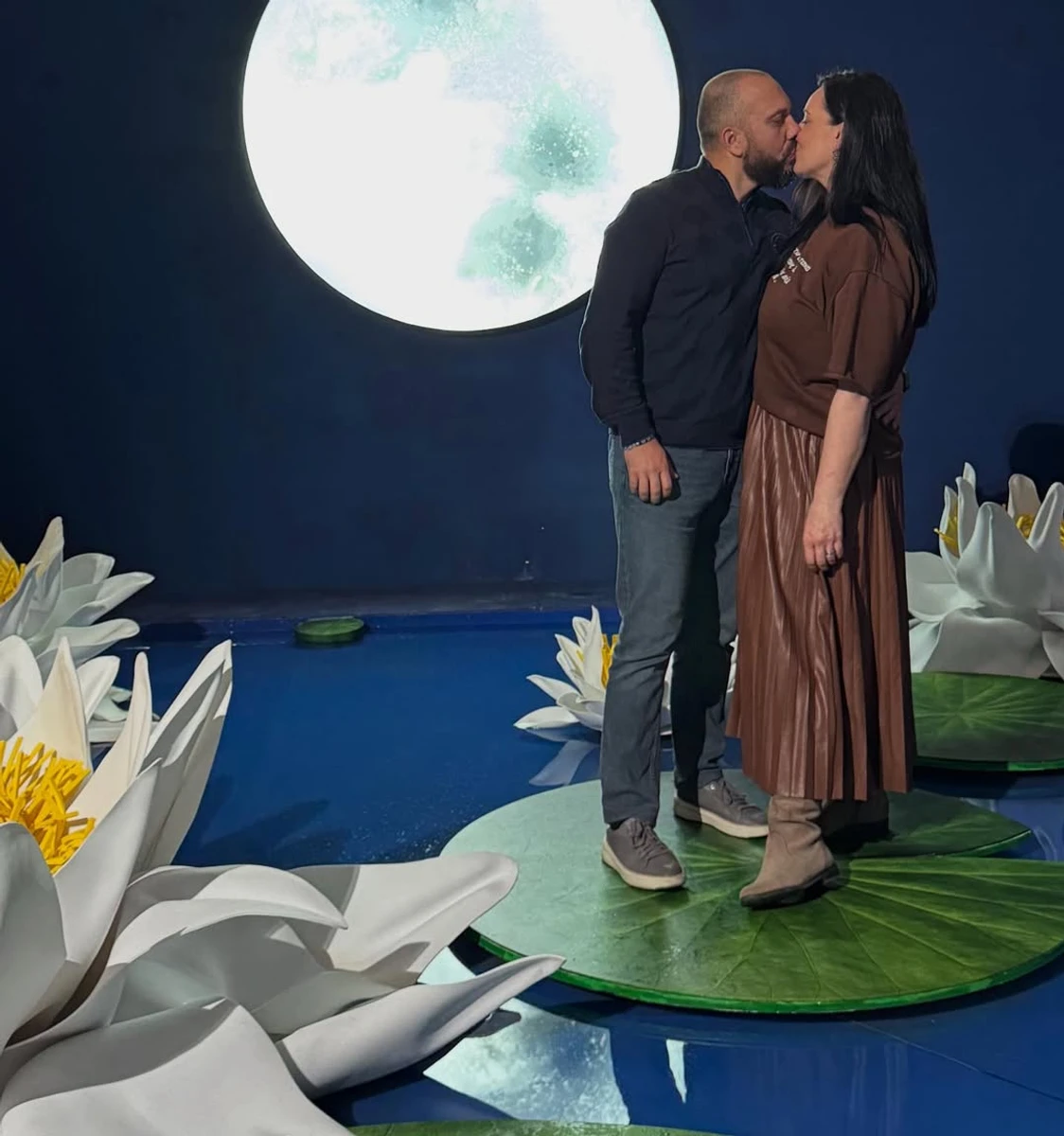 Соломія Вітвіцька поцілувалася з нареченим серед латаття