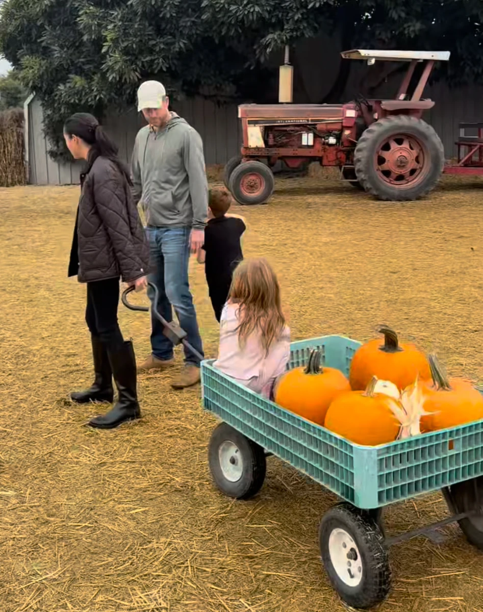 Принц Гаррі та Меган Маркл покатали дочку у візку на гарбузовому полі