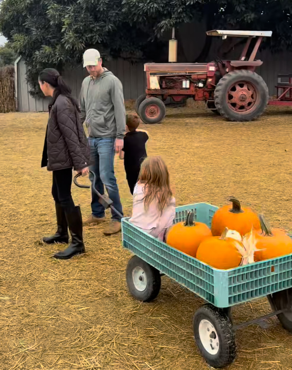 Принц Гаррі та Меган Маркл покатали дочку у візку на гарбузовому полі
