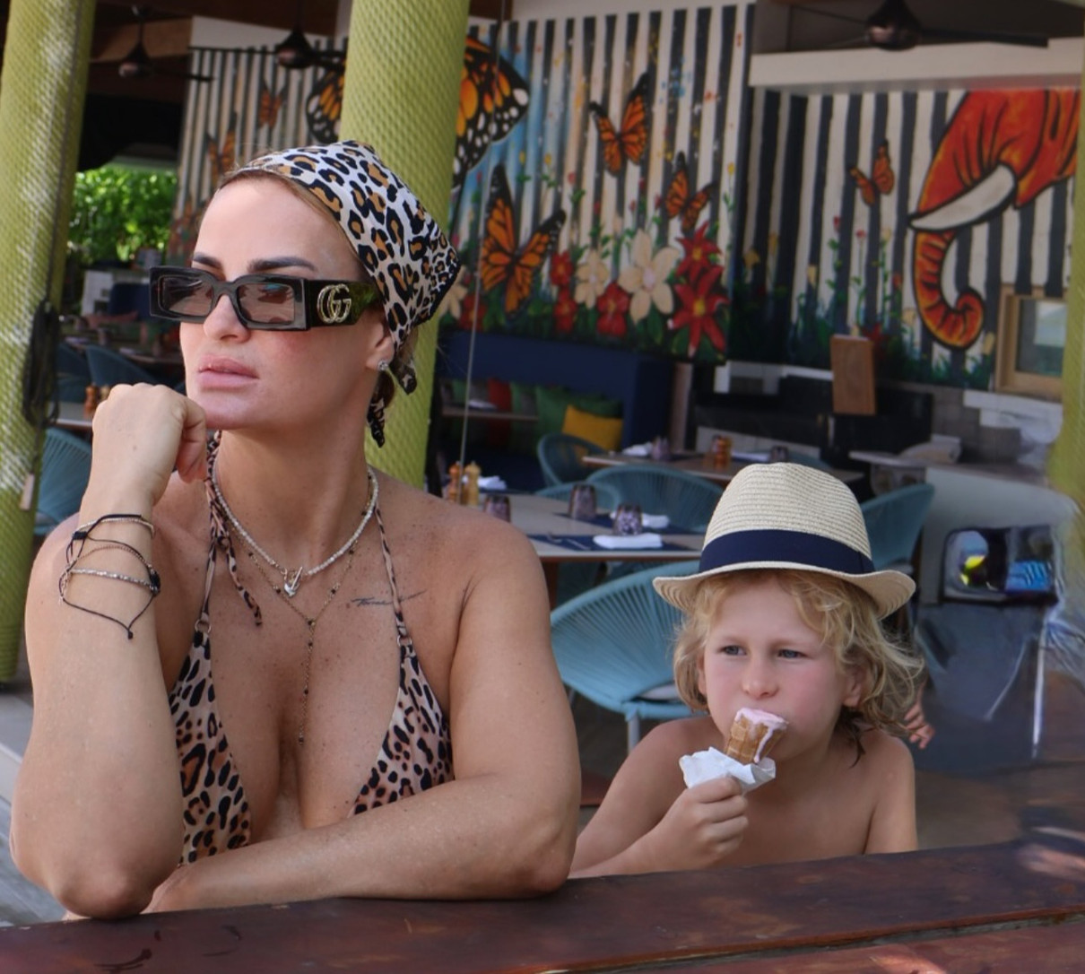 Ексдружина Пятова у бікіні попозувала з сином на Мальдівах