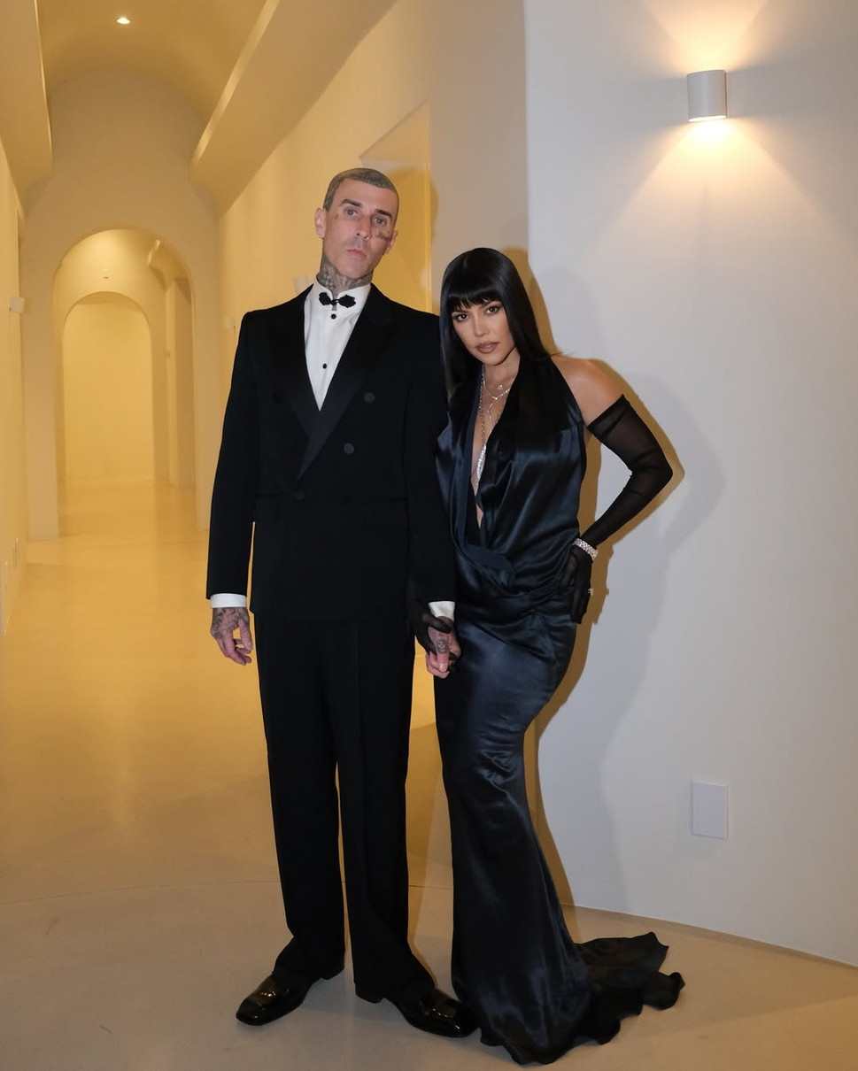 Кортні Кардашян і її чоловік Тревіс Баркер в ефектних луках на святі її мами