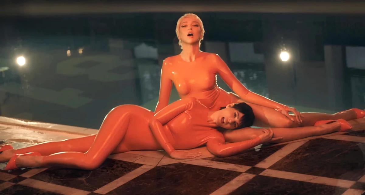 Оля Полякова і Маша Єфросиніна у латексі полежали коло басейну