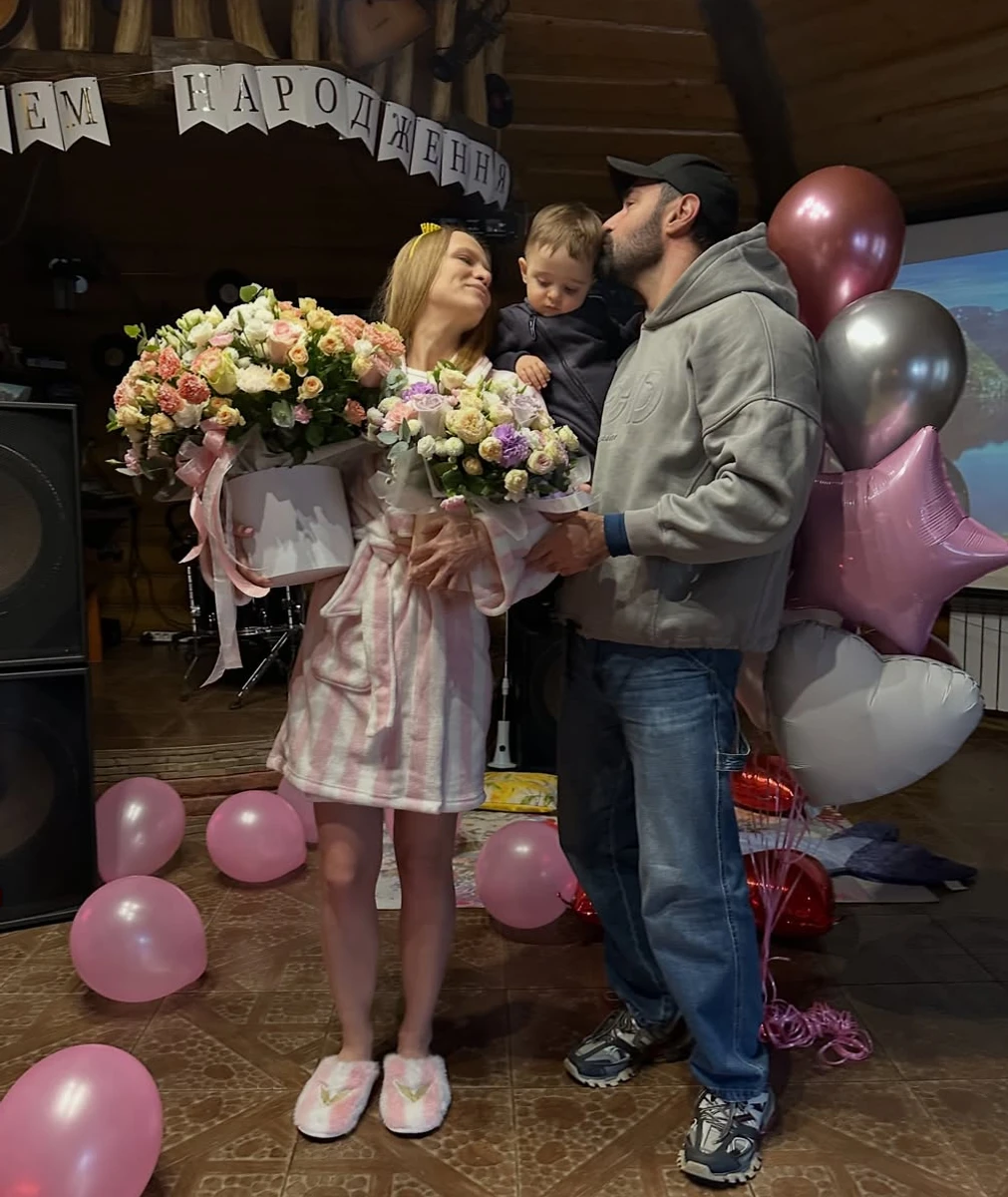 Віталій Козловським замилував обіймами з сином і дружиною на її 38-річчя