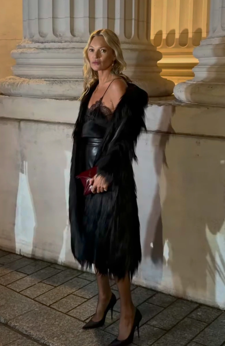 Кейт Мосс у шкіряній спідниці та хутрі попозувала на моді
