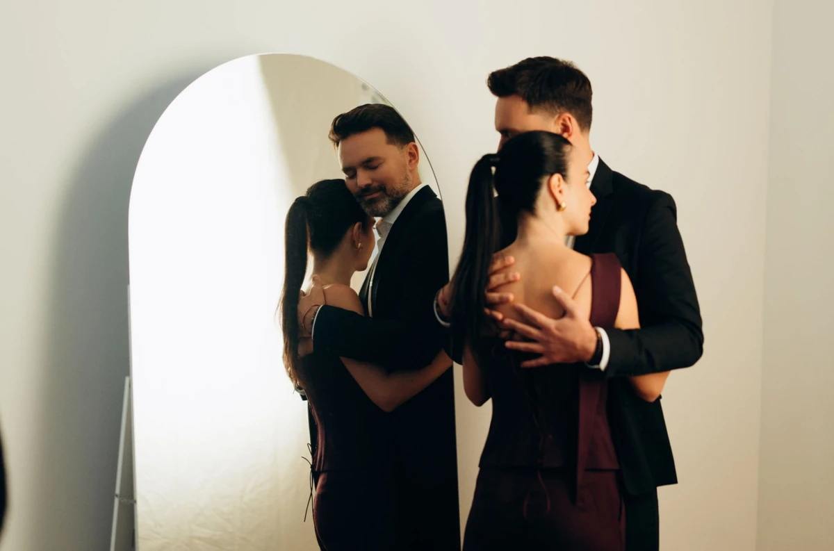 Тімур Мірошниченко обіймає дружину Інну