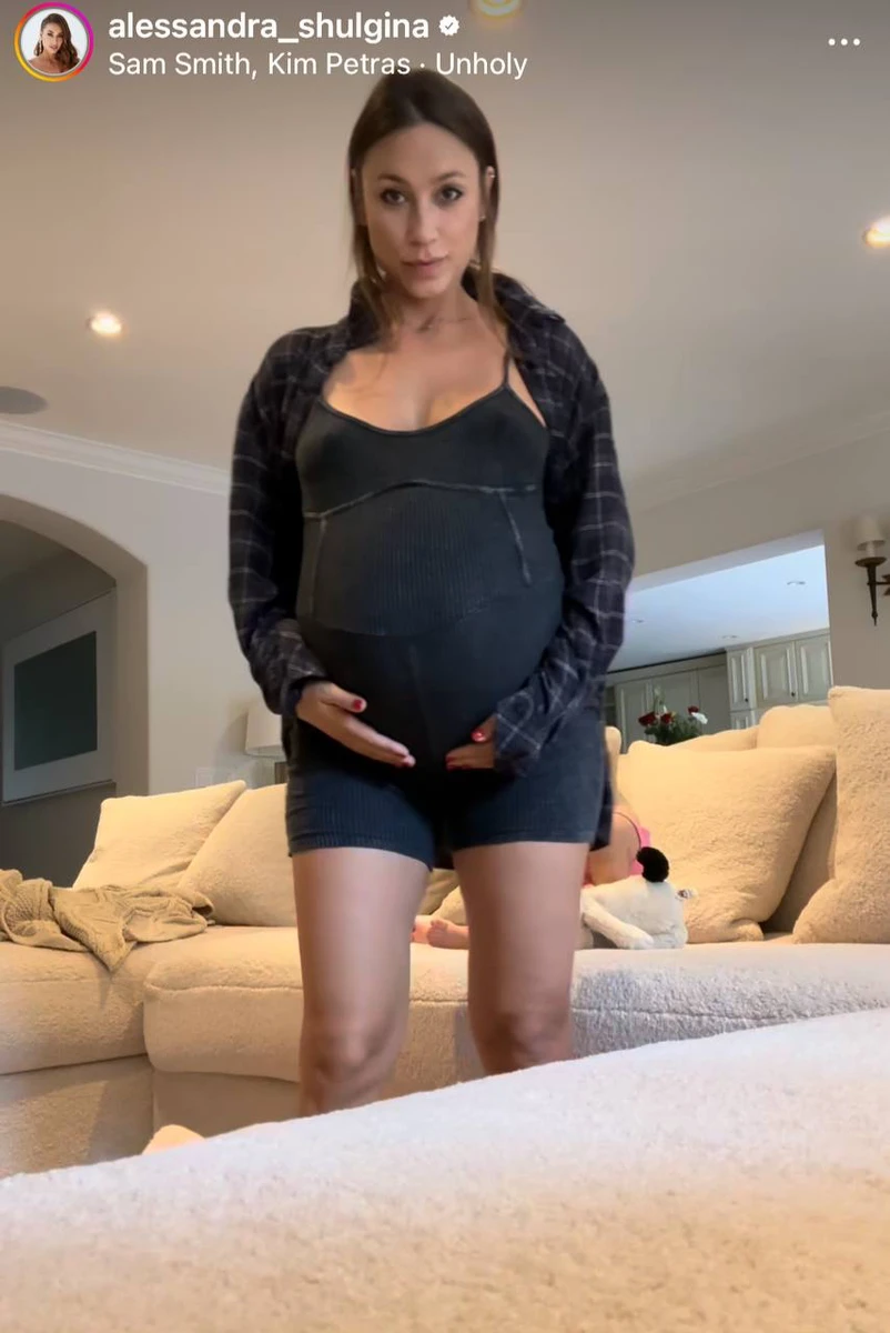 Блогерка відчуває себе впевнено і носить міні навіть на 9-ому місяці