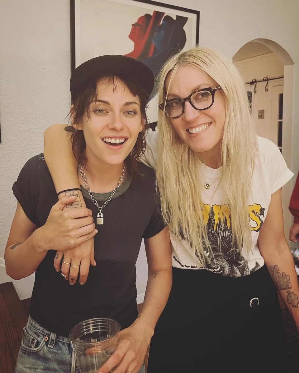 Чутки про їхні стосунки почали ширитися у 2019 році, коли пару сфотографували за поцілунком у Нью-Йорку