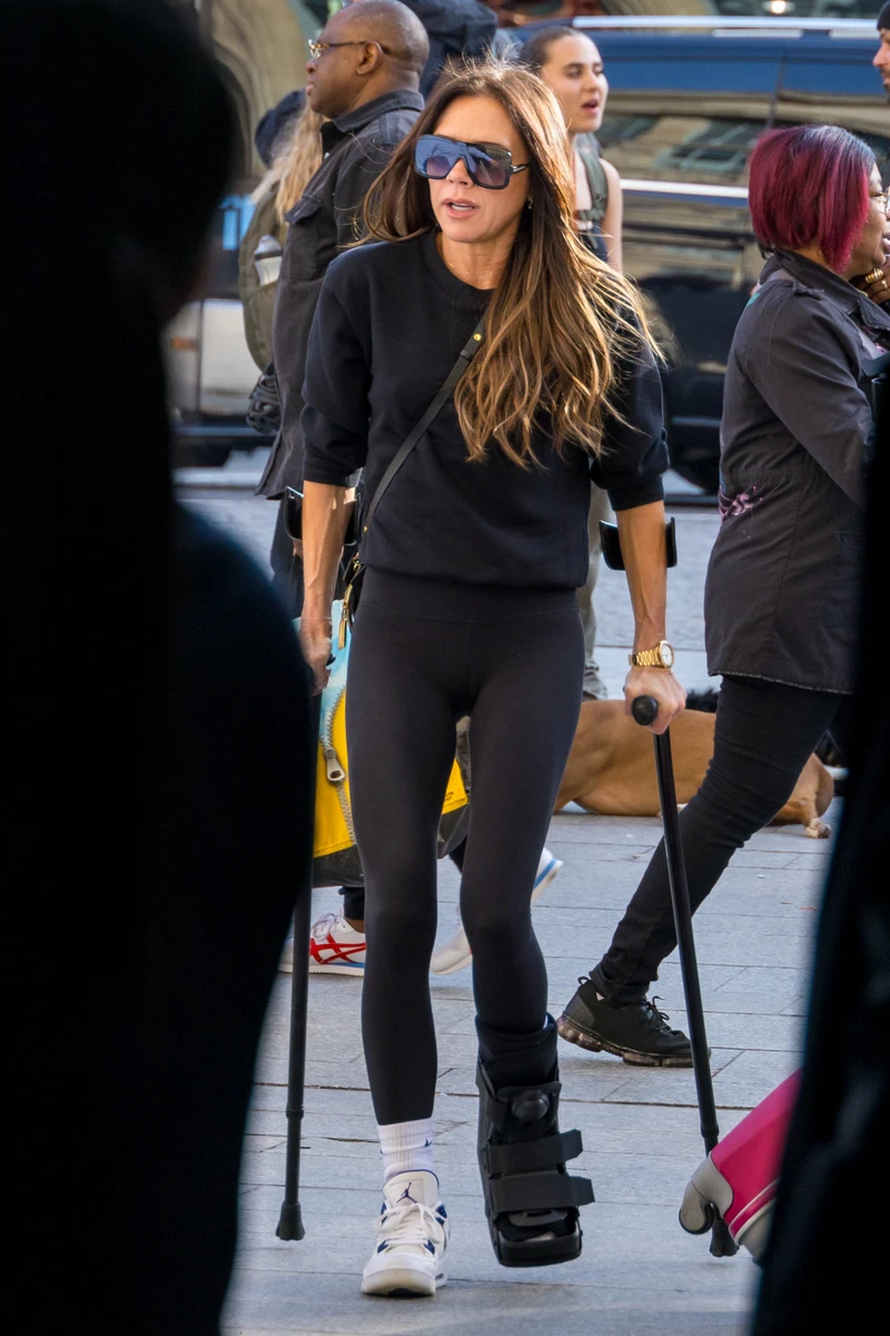 Прихильниця стилю old money в повсякденному житті обирає прості лосини і худі 