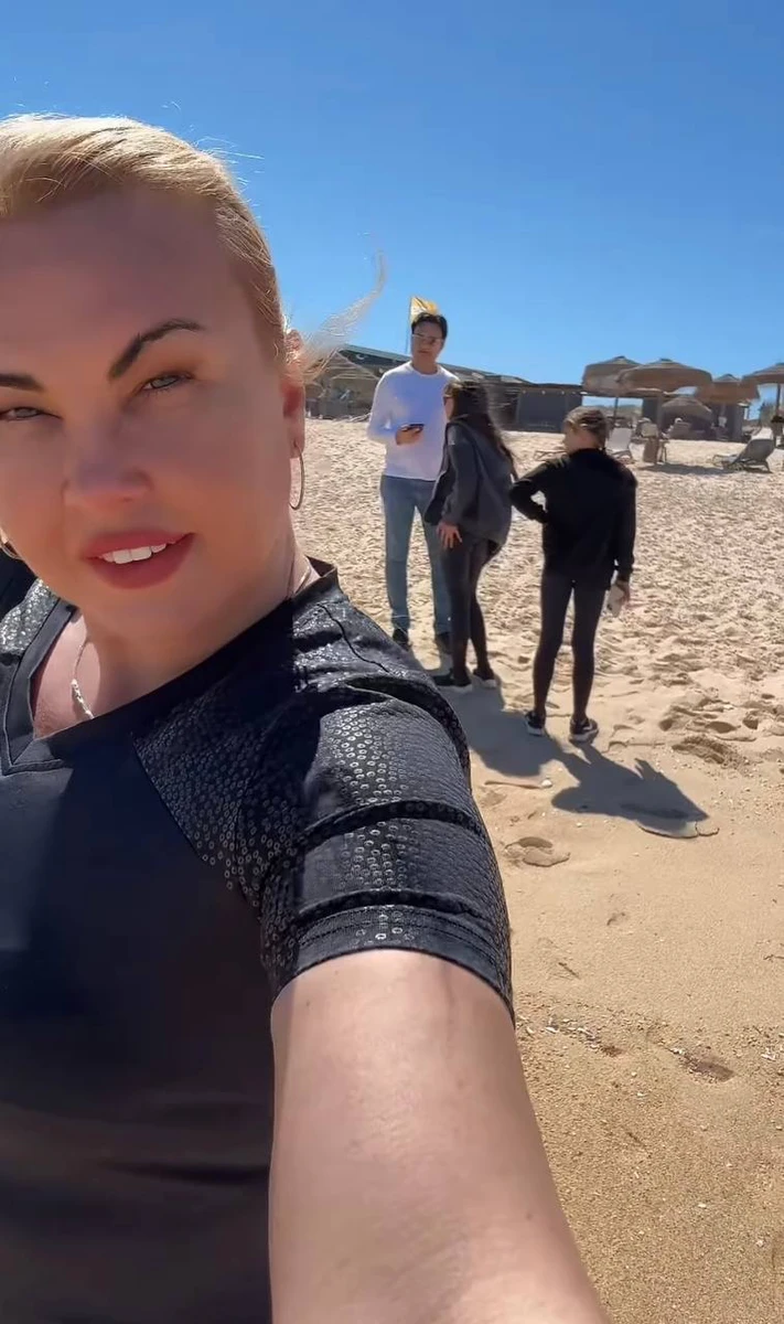 Родина прогулялася узбережжям