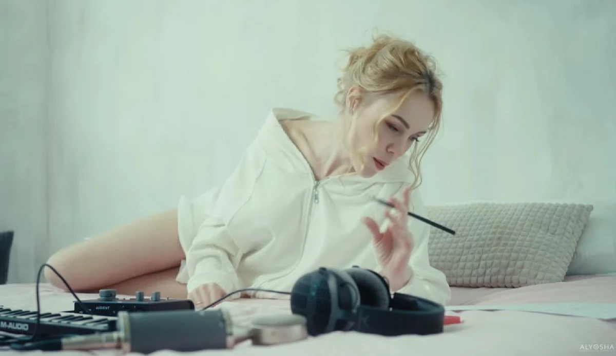 Співачка Alyosha