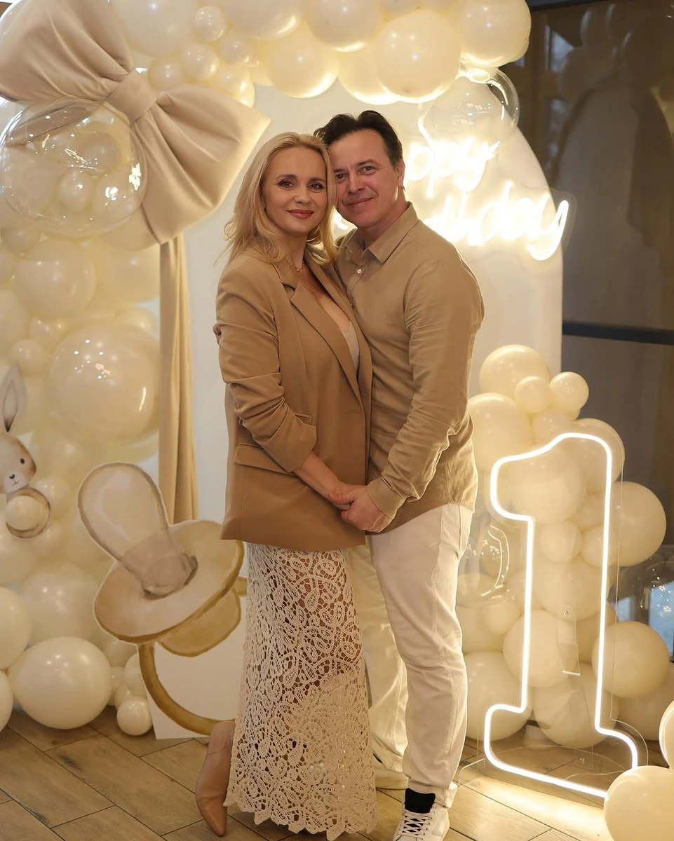 Лілія Ребрик попозувала з чоловіком на святі доньки