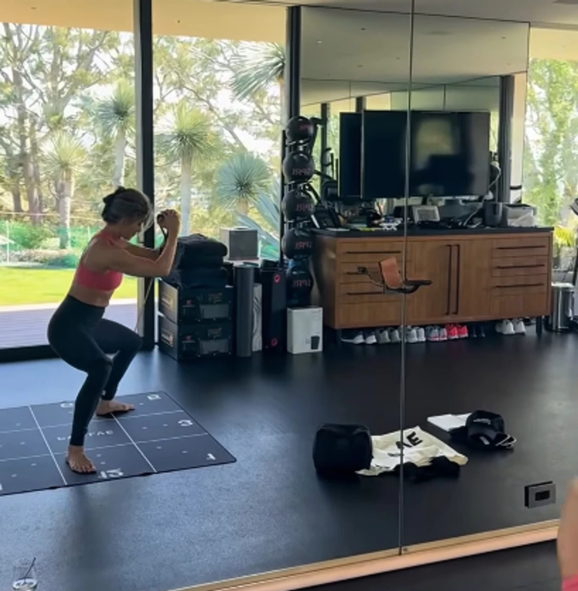 Дженніфер Еністон показала своє тренування з інвентарем