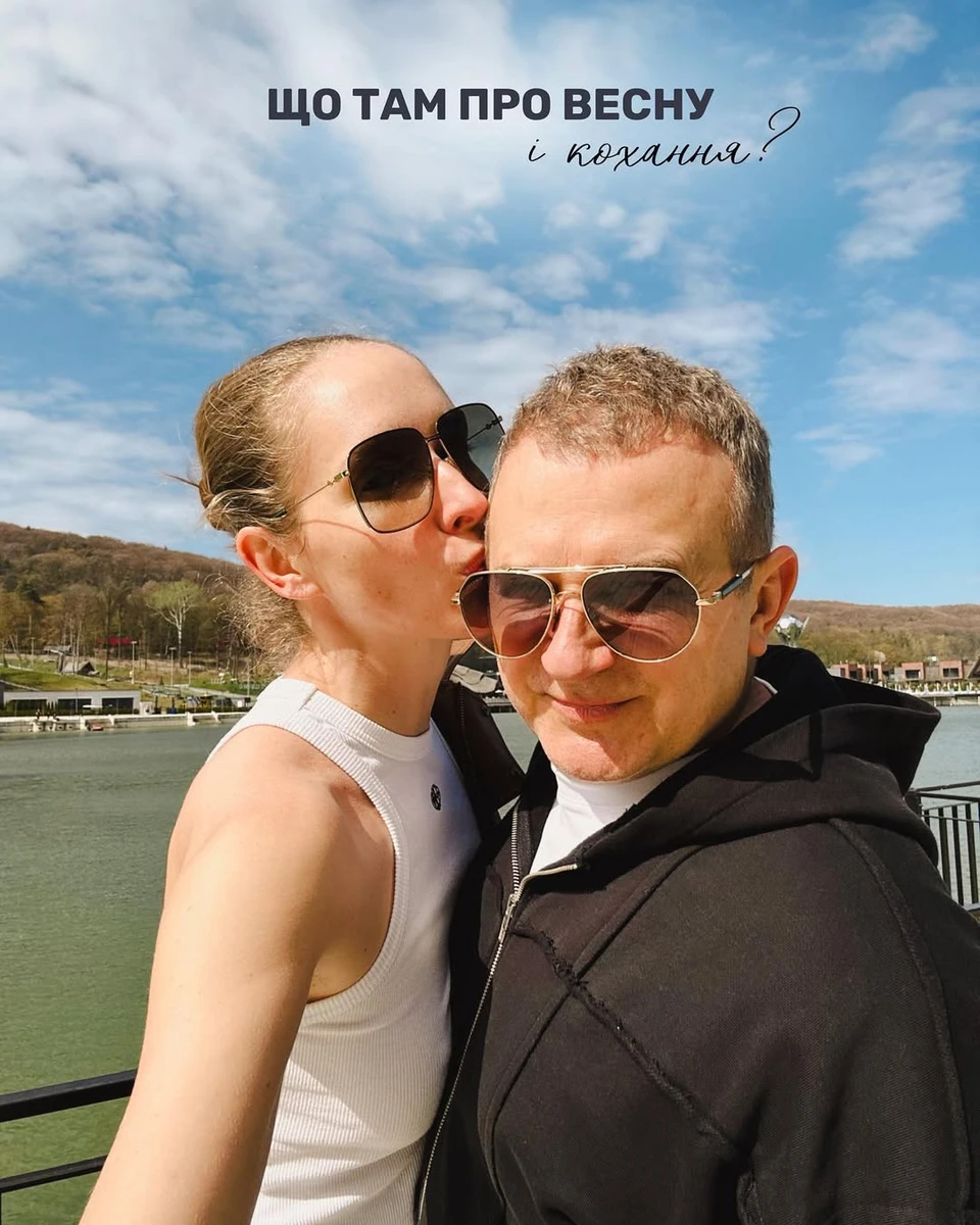 Катерина Осадча цілує чоловіка