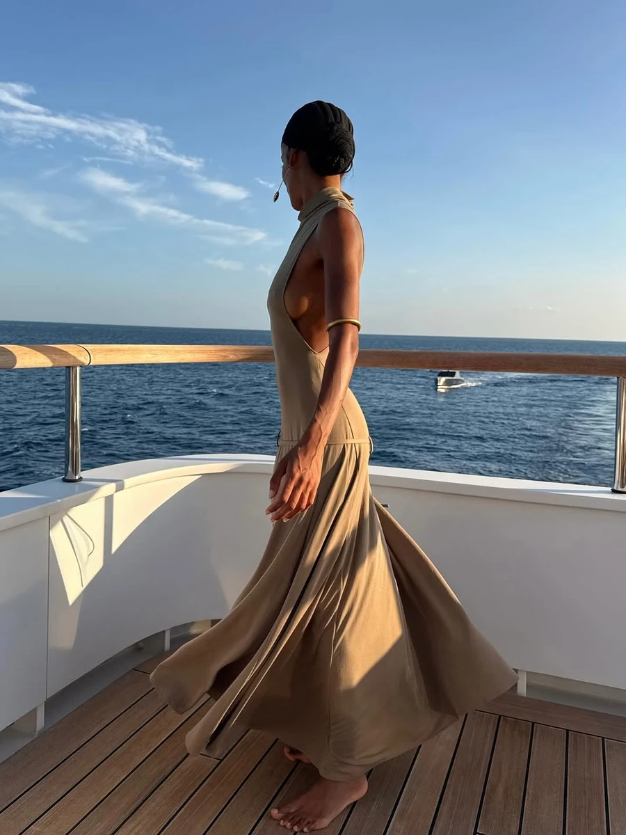 Кохана Касселя у сукні похвалилася стрункістю на яхті