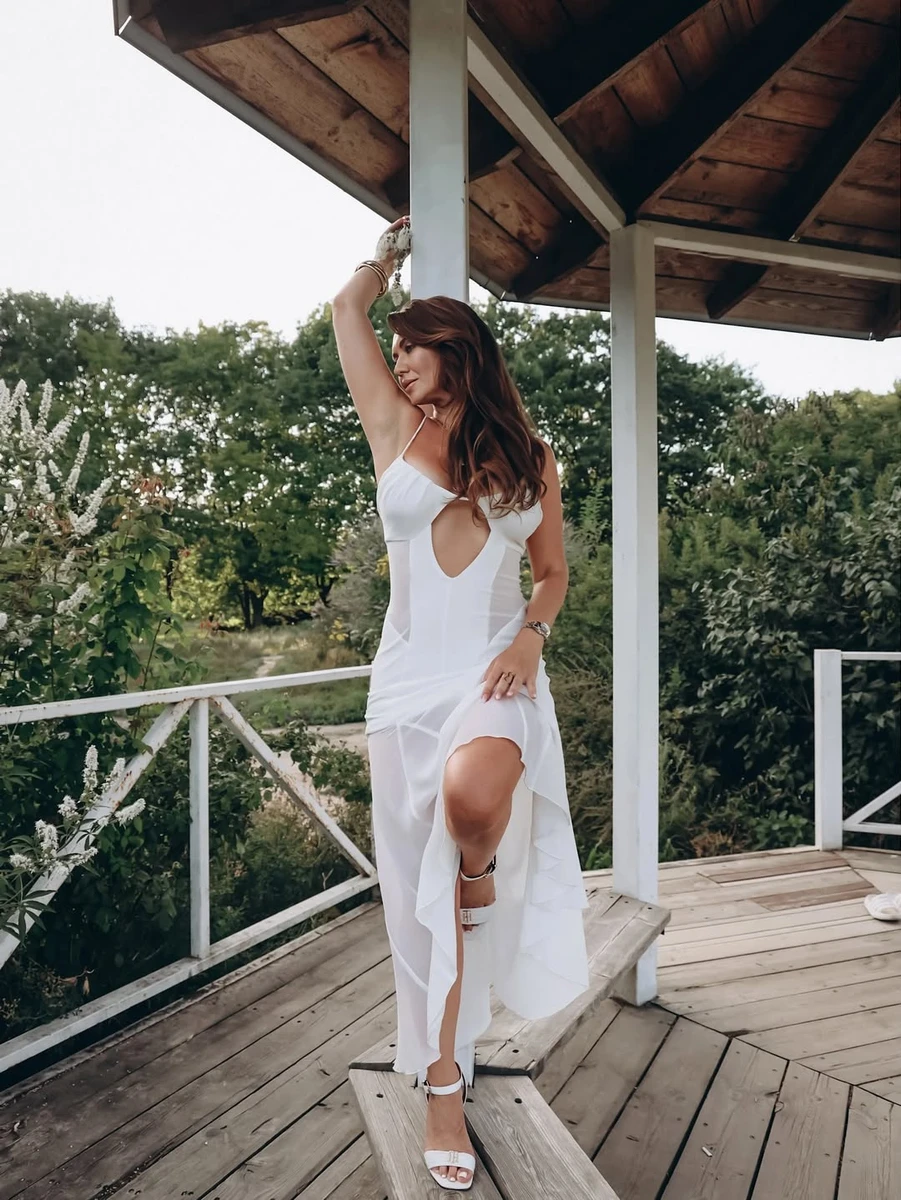 Анна Саліванчук у сексі сукні наробила спокусливих фото на природі