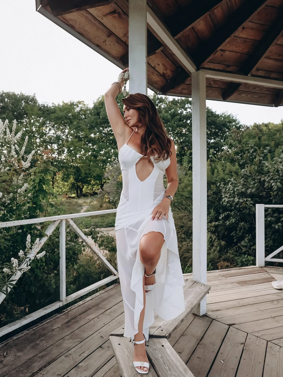 Анна Саліванчук у сексі сукні наробила спокусливих фото на природі