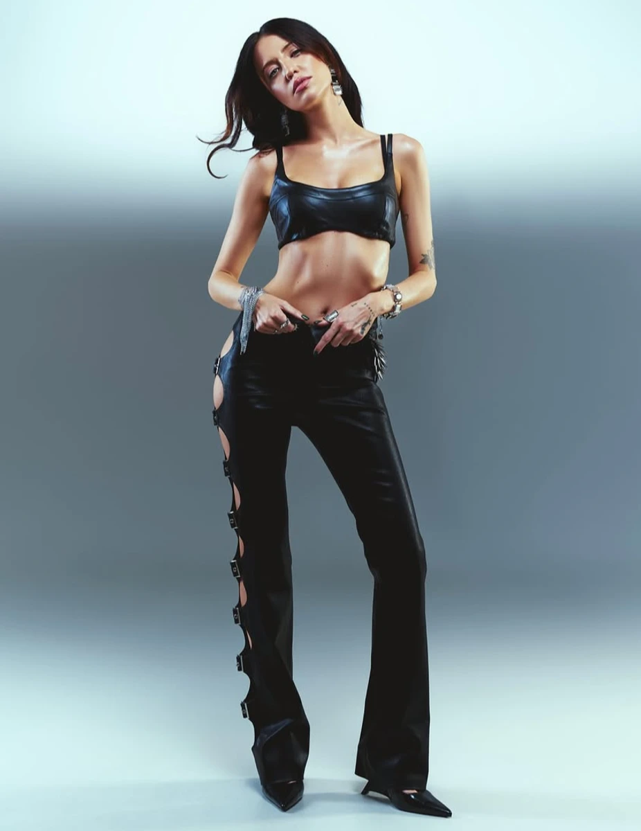 Надя Дорофєєва у шкірі похвалилася спокусливим тілом на фото
