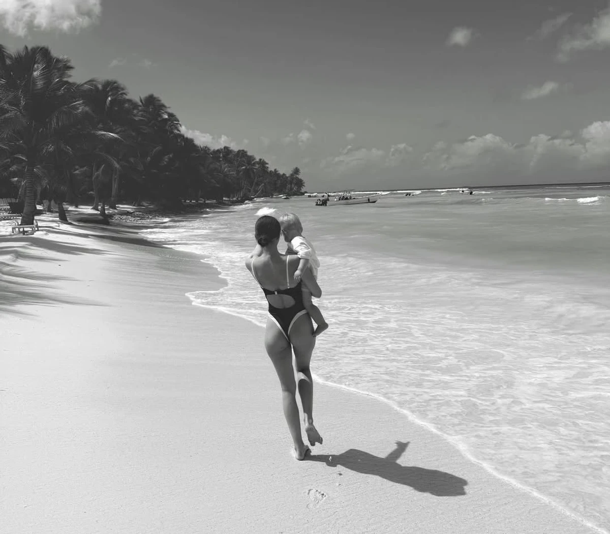 Дружина Остапчука у купальнику з сином на руках показала сідниці на пляжі