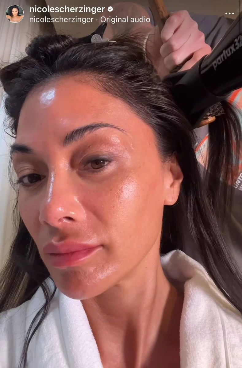 Шкіра співачки сяє зблизька