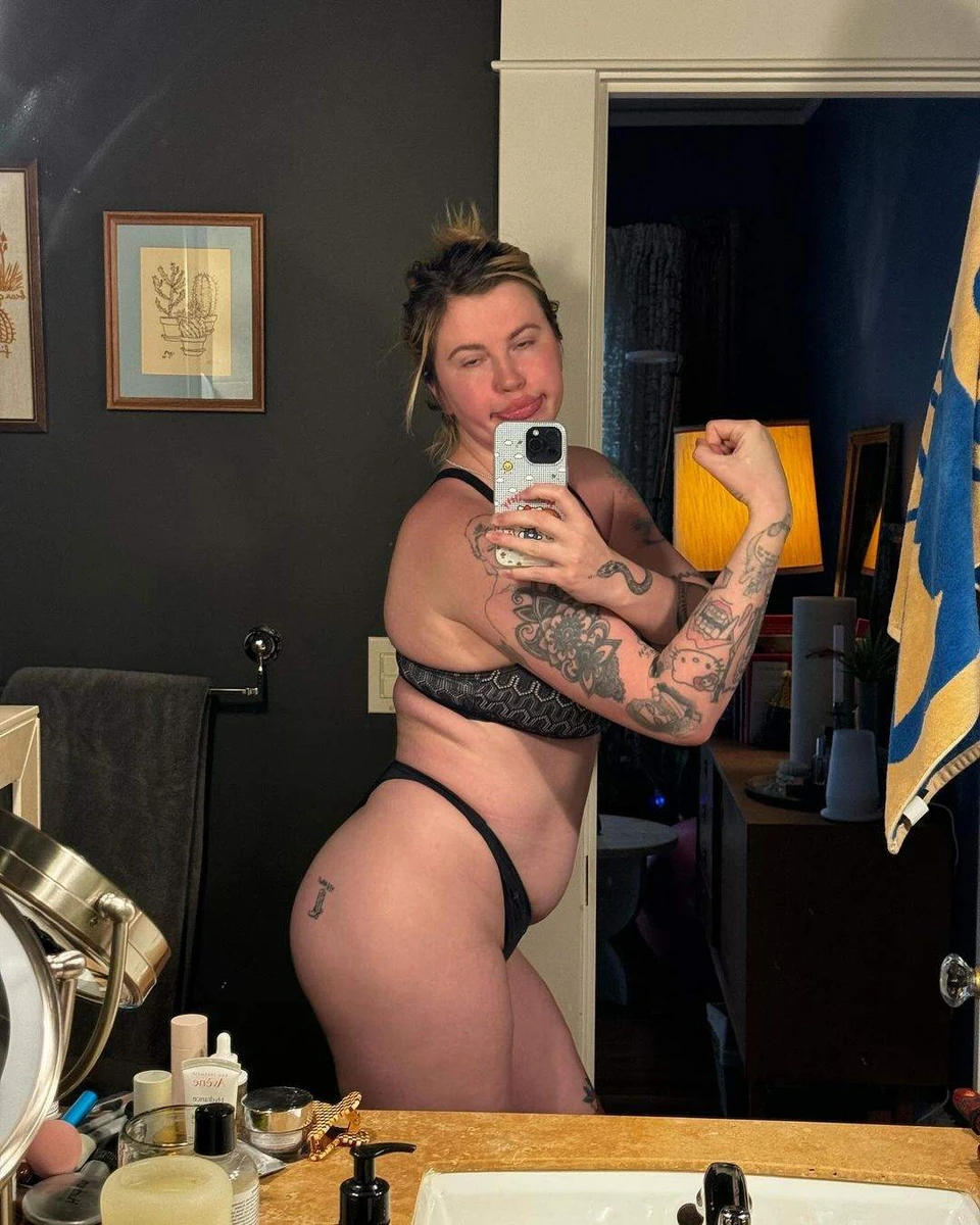 Айрленд покривлялася в спідньому перед дзеркалом