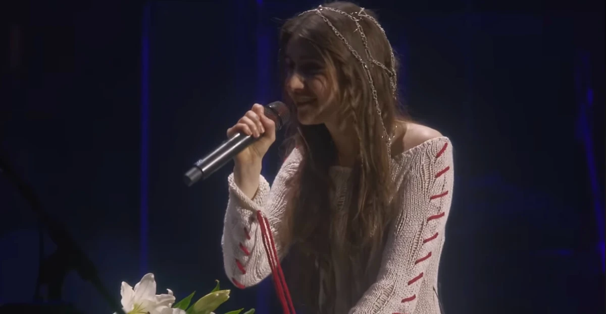 Jerry Heil представила романтичний образ у новому виступі