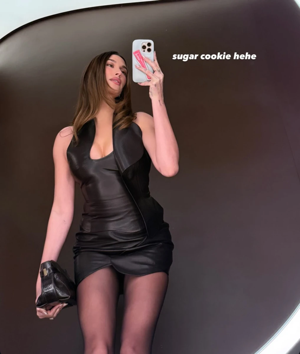 Хейлі Бібер показала довгі ноги у дзеркалі