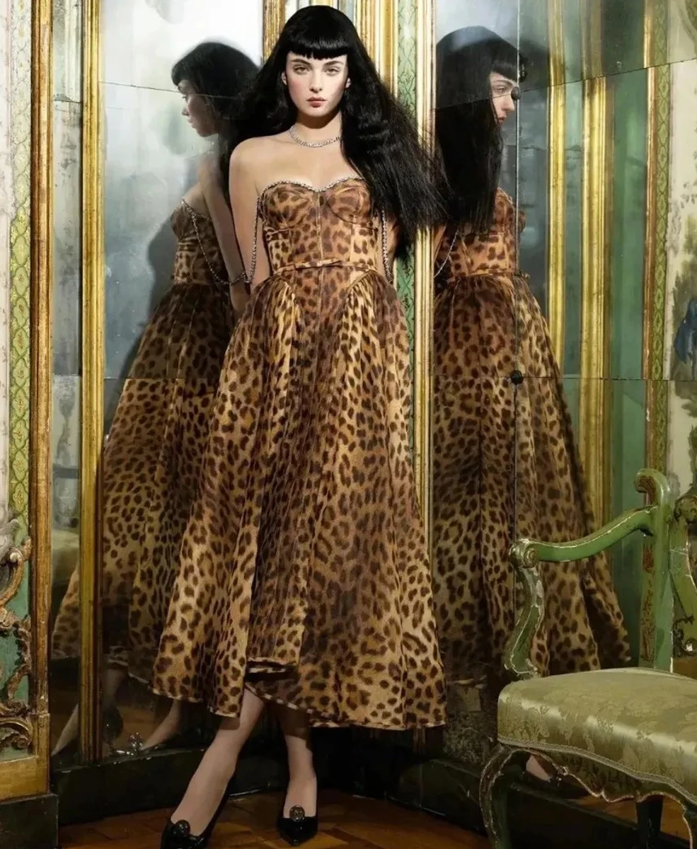 Дева Кассель в елегантній сукні підкреслила свій бюст