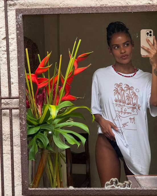 Модель Нара Баптіста показала пляжні фото