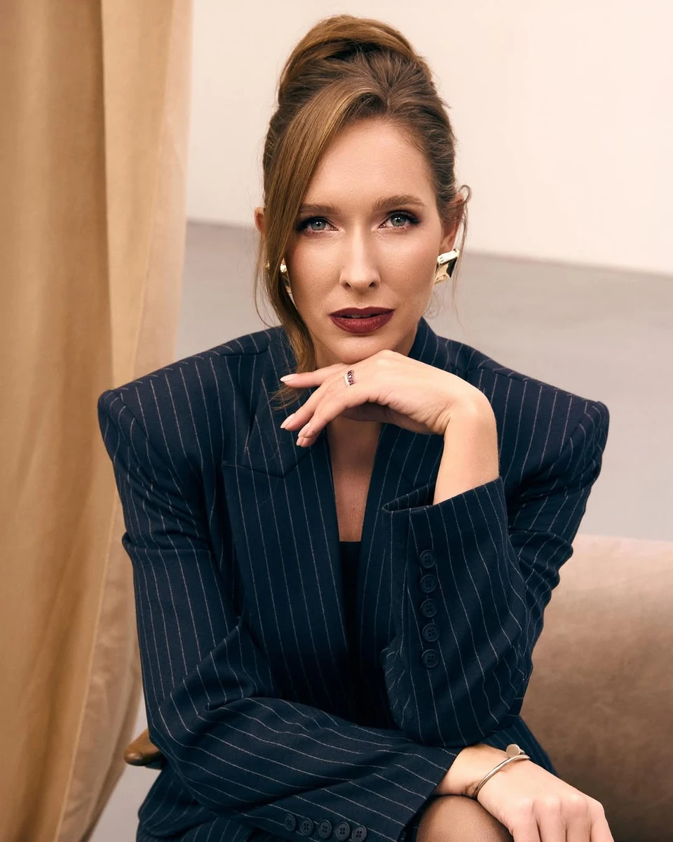 Катерина Осадча попозувала у стильному костюмі