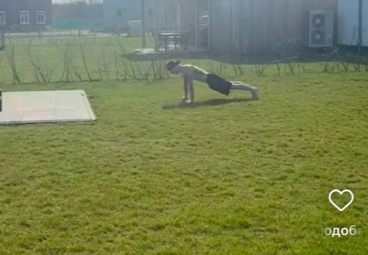 Артем Пивоваров робить зарядку