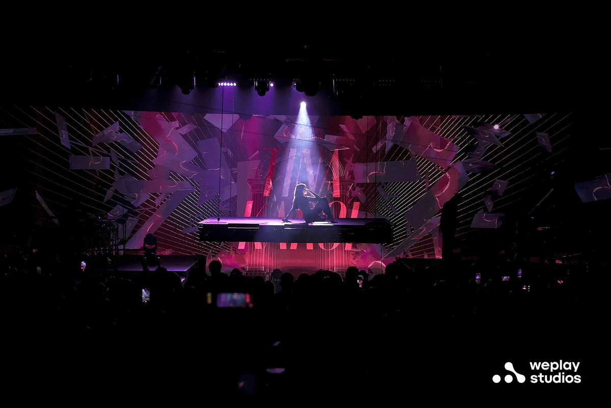 Деякі пісні Кароль виконувала над сценою, сидячи на спеціальній конструкції 