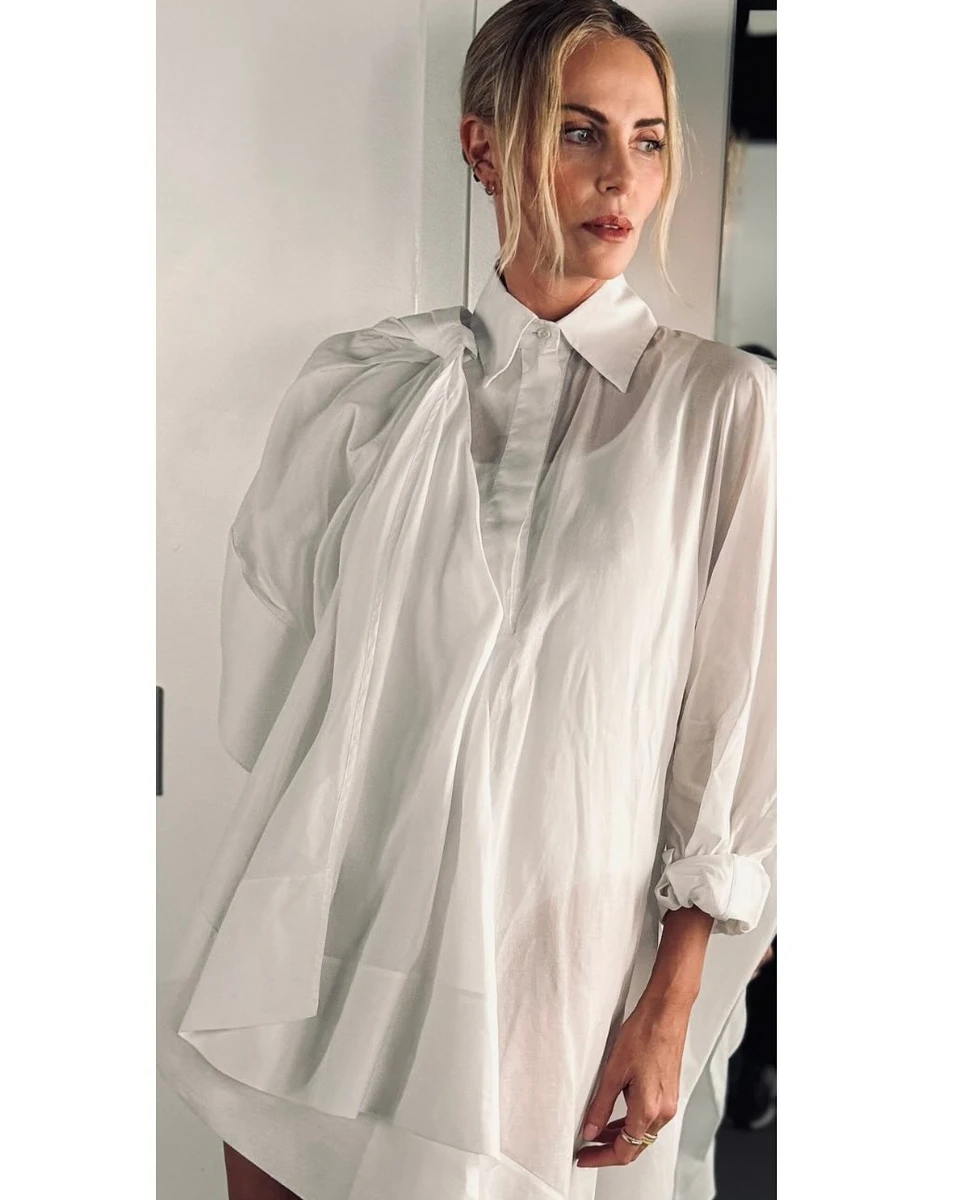 Шарліз Терон елегантно попозувала у сорочці