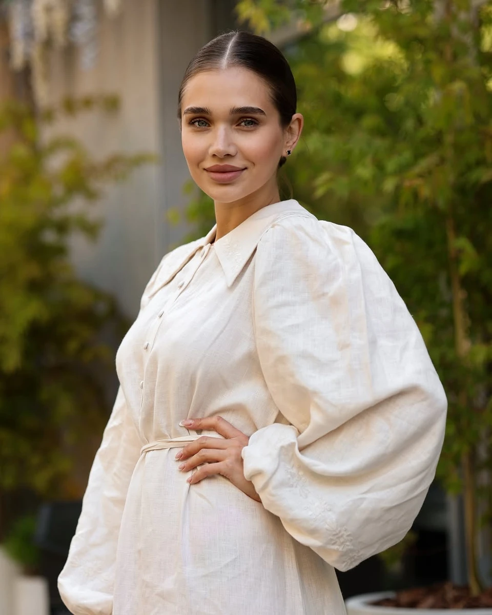 Саша Бо у білому луці показалась у школі свого сина