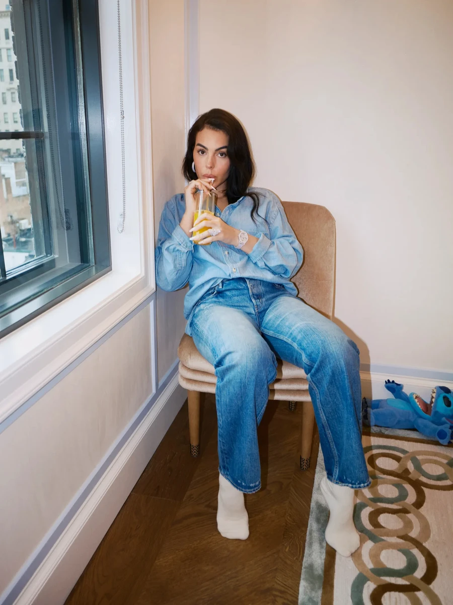 Наречена Роналду у джинсах і сорочці посиділа на стільці