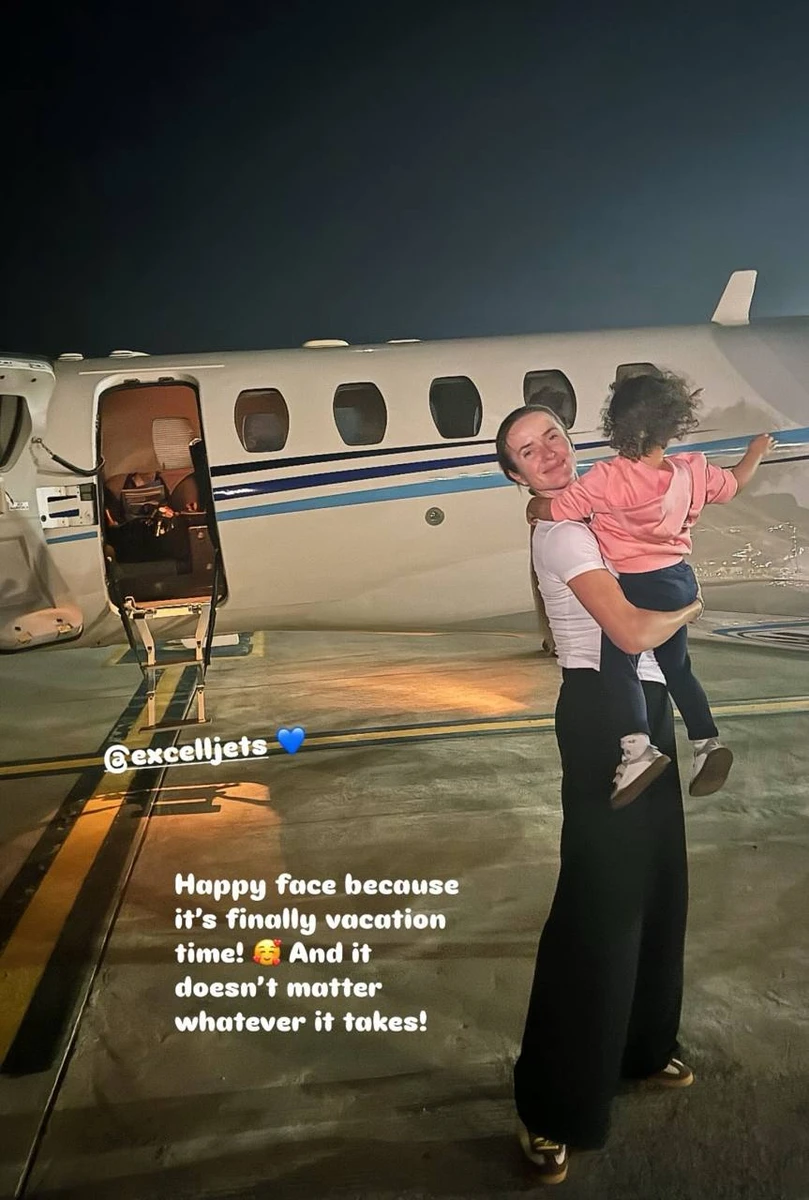 Світоліна з донькою у літака