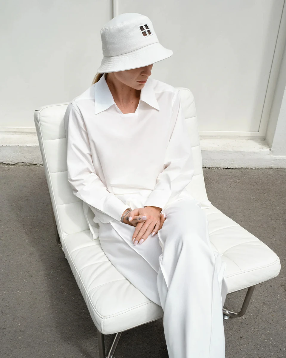 Еліна Світоліна у світлому луці попозувала для реклами