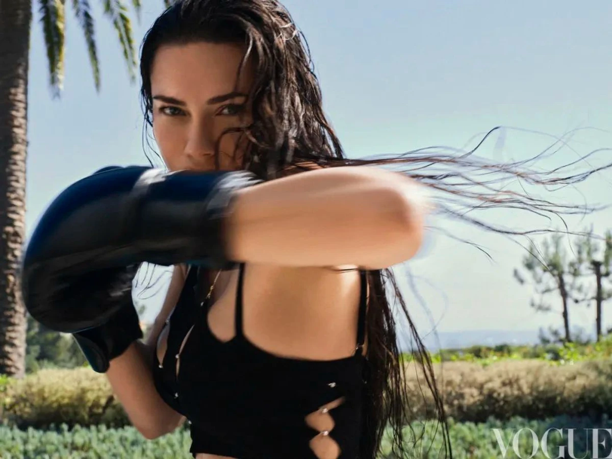 Адріана Ліма попозувала у топі та боксерських рукавицях