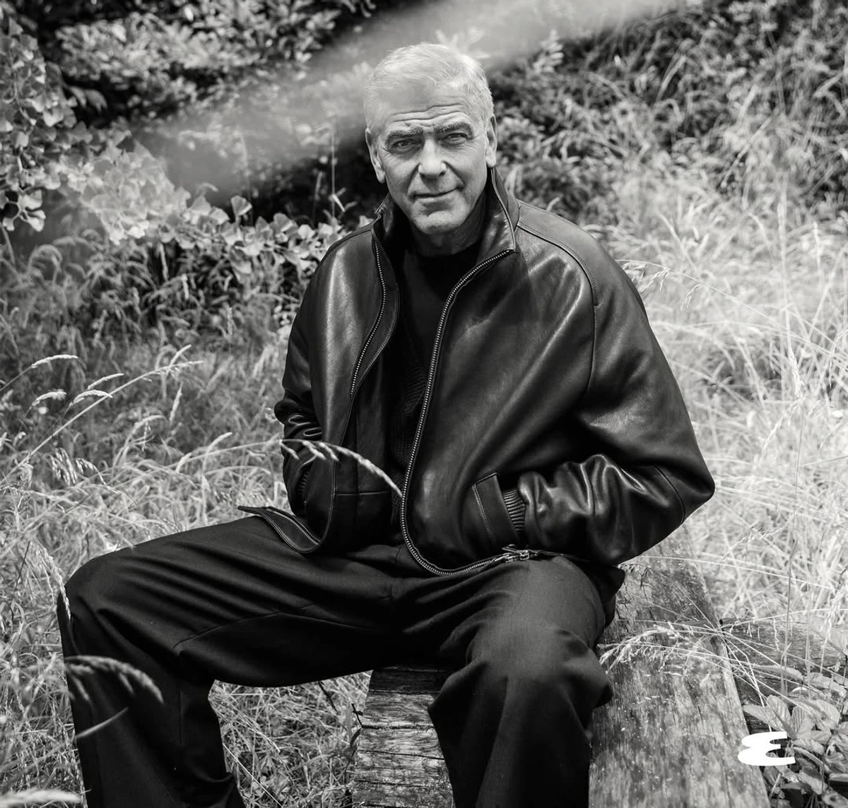 Джордж Клуні у шкірянці попозував на природі для журналу