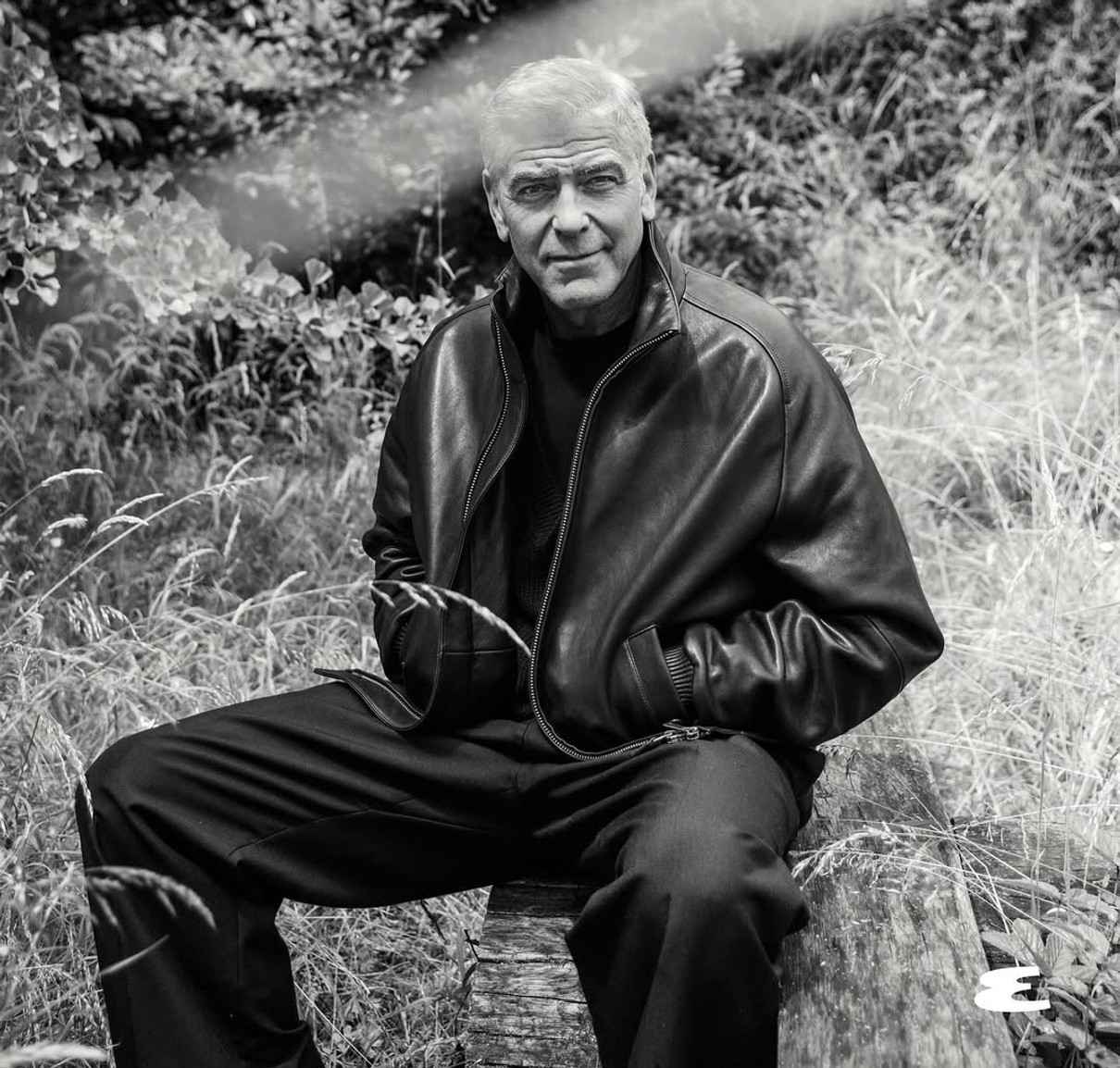 Джордж Клуні у шкірянці попозував на природі для журналу